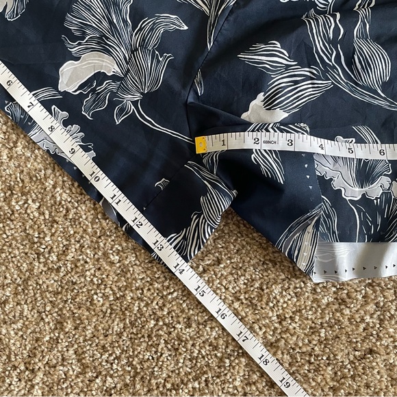 Athleta Laser Run Shorts Women’s Medium Navy Floral Pull On Zipper Pocket Lined - Picture 11 of 13